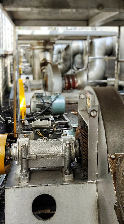 1631936381579277.jpg 引风机,主要功能是将火化炉尾气吸入到除尘箱内部,再由除尘箱对废气中有害物质进行净化.jpg