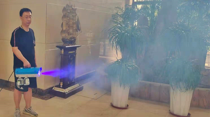 1631936611962301.jpg 照片为空气消杀机厂家对我馆人员进行使用前指导。此空气消杀机的特点主要有三点,一是对新冠病毒,尤其是德尔塔病毒具有很好的消杀作用;二是消毒试剂为“喷雾”状,容易杀灭常规消毒液不易触及的地方的细菌;三是使用安全,不像酒精等易燃液体容易引发火灾;也不像84消毒液等强腐蚀性、强刺激性液体,对衣物、人体呼吸道形成破坏.jpg